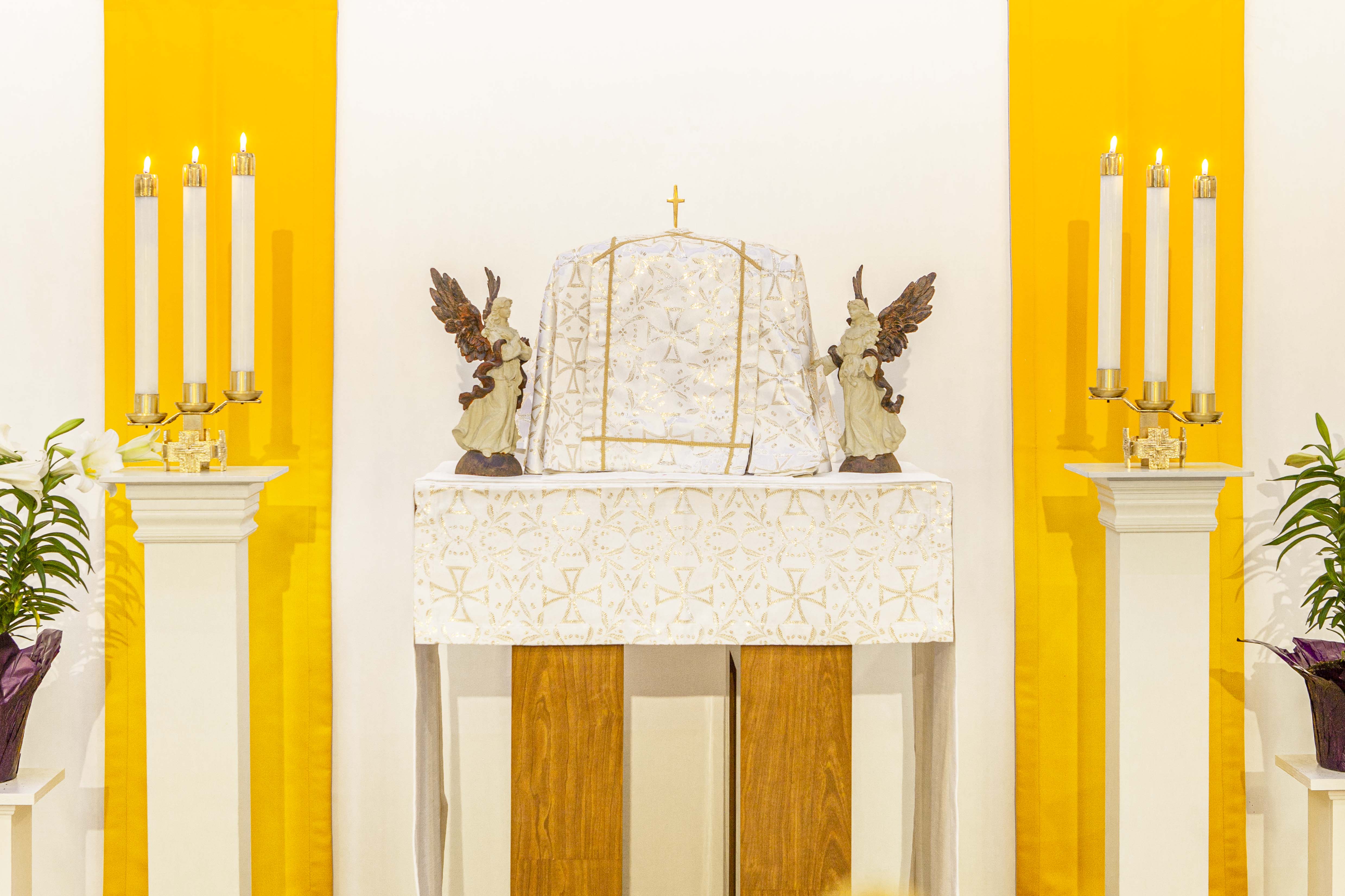 Tabernacle in Easter colours of yellow